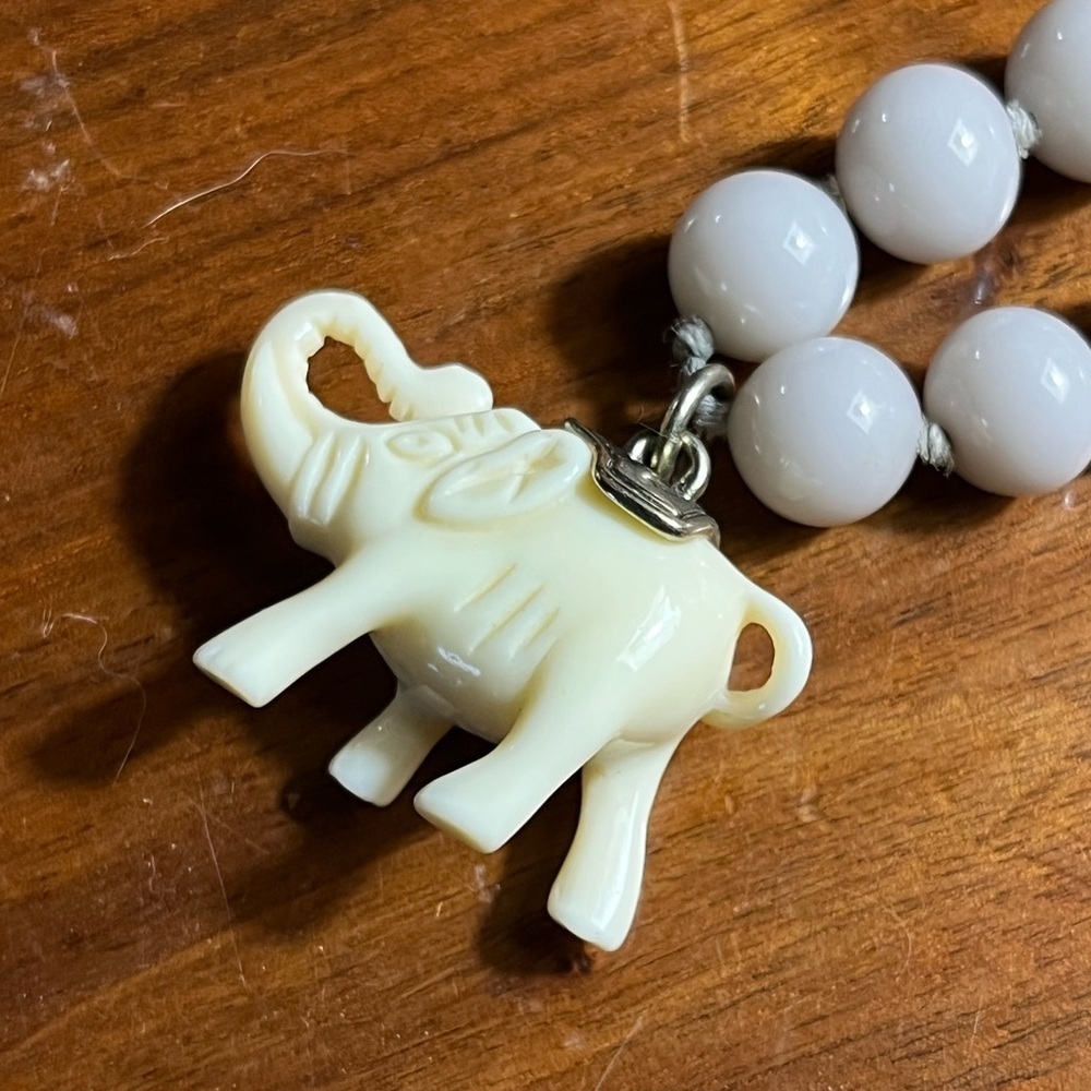 Elegant Cream Beaded Necklace with Elephant Pendant 165 grams - Picture 3 of 9